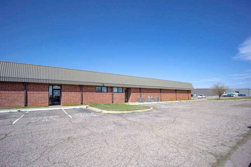 More Photos Of 1400 N Kennedy Ave, Shawnee Office For Sale