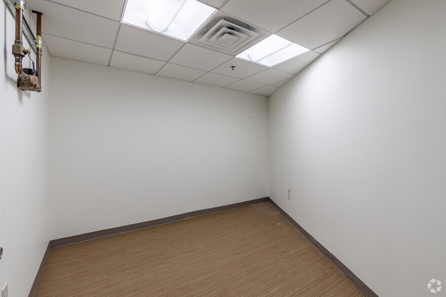 More Photos Of 1580 S Main St, Boerne Office For Sale