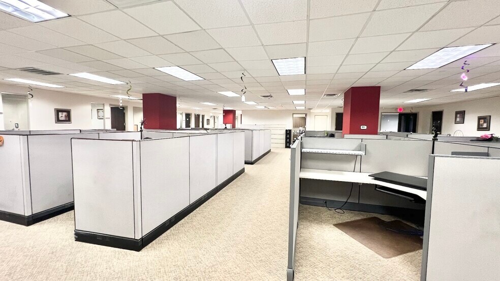 More Photos Of 8800 Roswell Rd, Sandy Springs Office For Sale