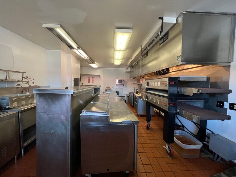 More Photos Of 4905 W Tuscarawas St, Canton Restaurant For Lease