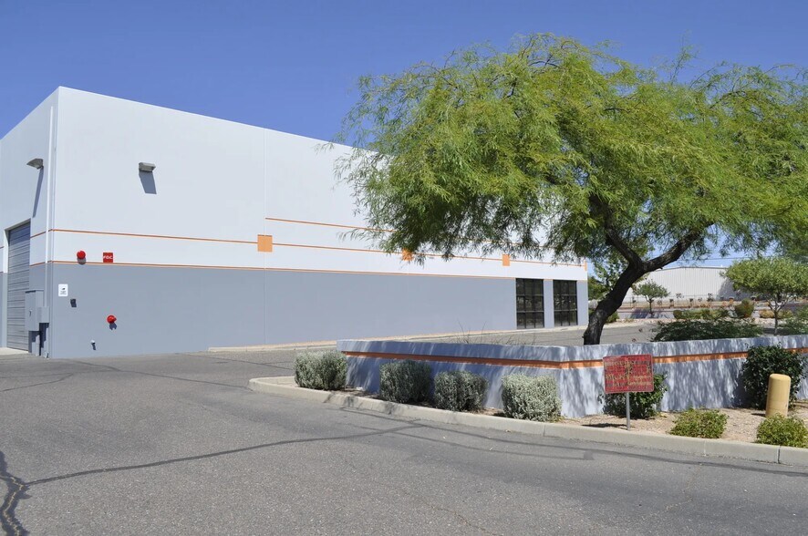 More Photos Of 301 W Deer Valley Rd, Phoenix Warehouse For Lease