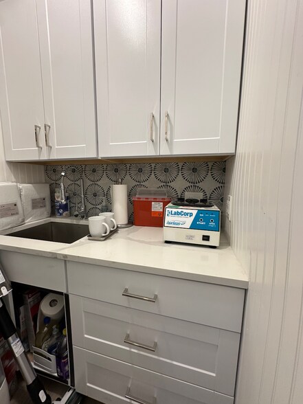 More Photos Of 103 Palm Blvd, Isle Of Palms Office For Sale