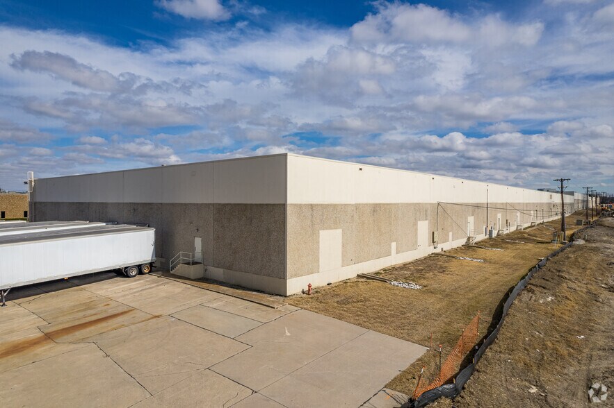 More Photos Of 4040-4130 Lindbergh Dr, Addison Distribution For Lease
