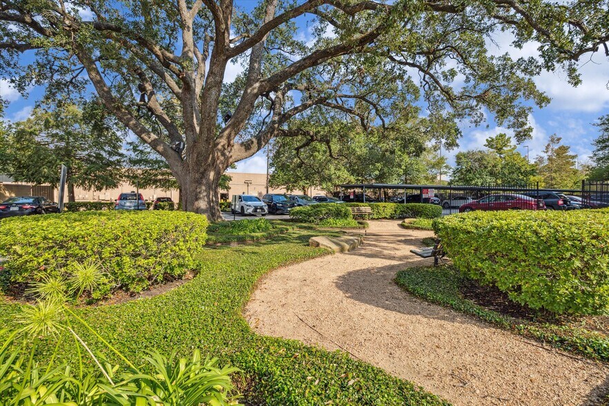 More Photos Of 9525 Katy Fwy, Houston Office For Lease