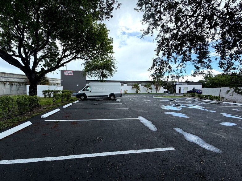 More Photos Of 1815 10th Ave N, Lake Worth Beach Warehouse For Lease