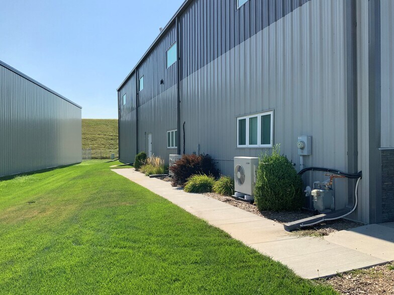 More Photos Of 2139 Magnum Cir, Lincoln Warehouse For Lease