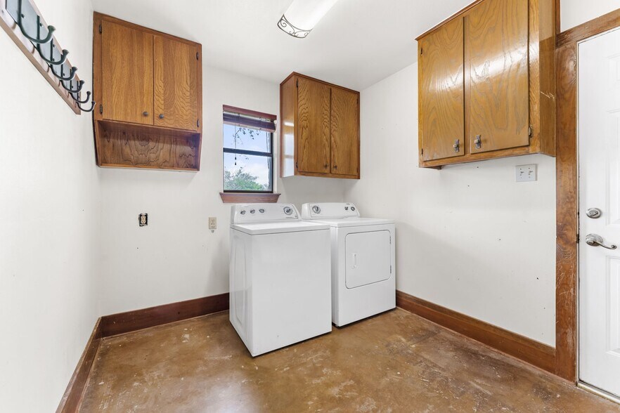 More Photos Of 600 County Road 263, Liberty Hill Specialty For Lease