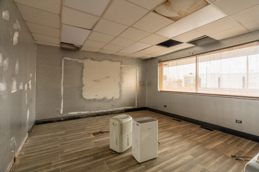 More Photos Of 828 E Main St, Carbondale General Retail For Sale