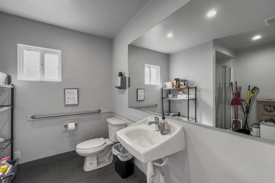 More Photos Of 22520-22522 Ventura Blvd, Woodland Hills Storefront Retail Office For Lease