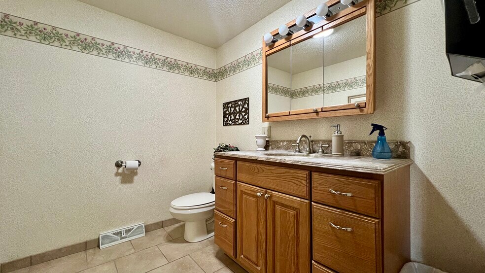 More Photos Of 2604 Sunnyside Dr, Cadillac Medical For Sale