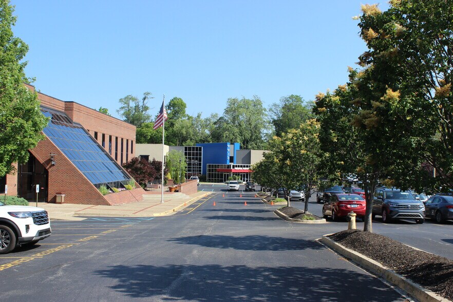 More Photos Of 9911 Shelbyville Rd, Louisville Office For Sale