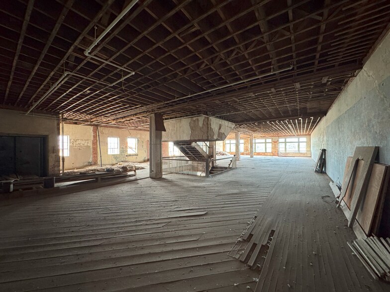 More Photos Of 516 Center Ave, Brownwood Storefront For Sale