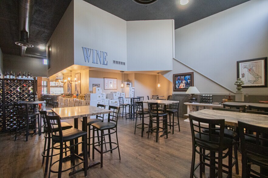 More Photos Of 104 Macomb Pl, Mount Clemens Restaurant For Sale