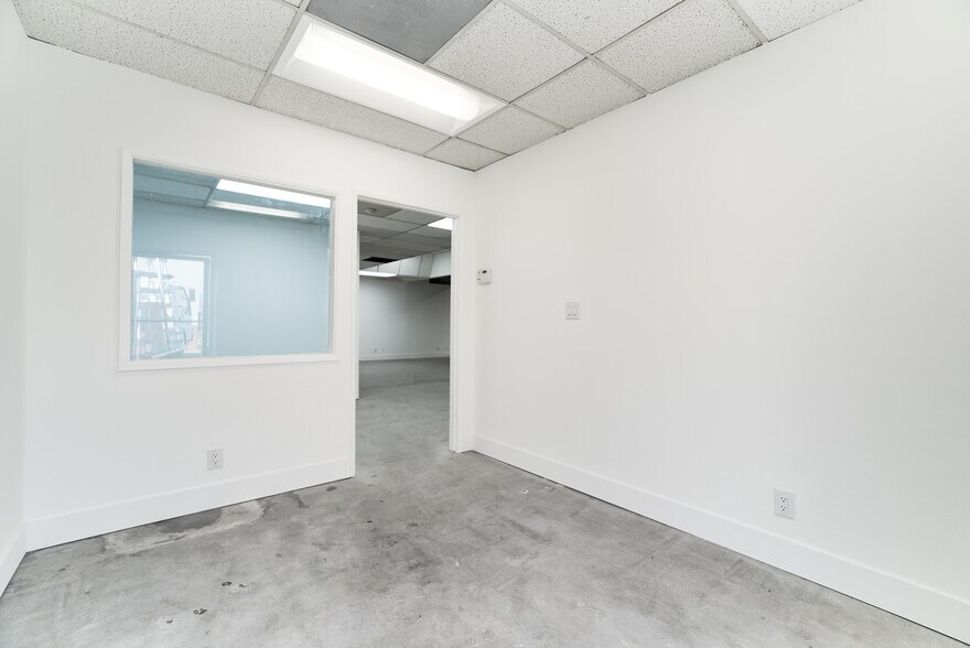 More Photos Of 15013-15019 Califa St, Van Nuys Manufacturing For Lease