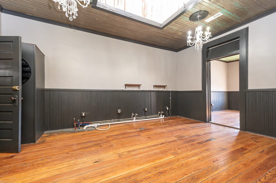 More Photos Of 108 E Public Sq, Laurens Storefront Retail Residential For Sale