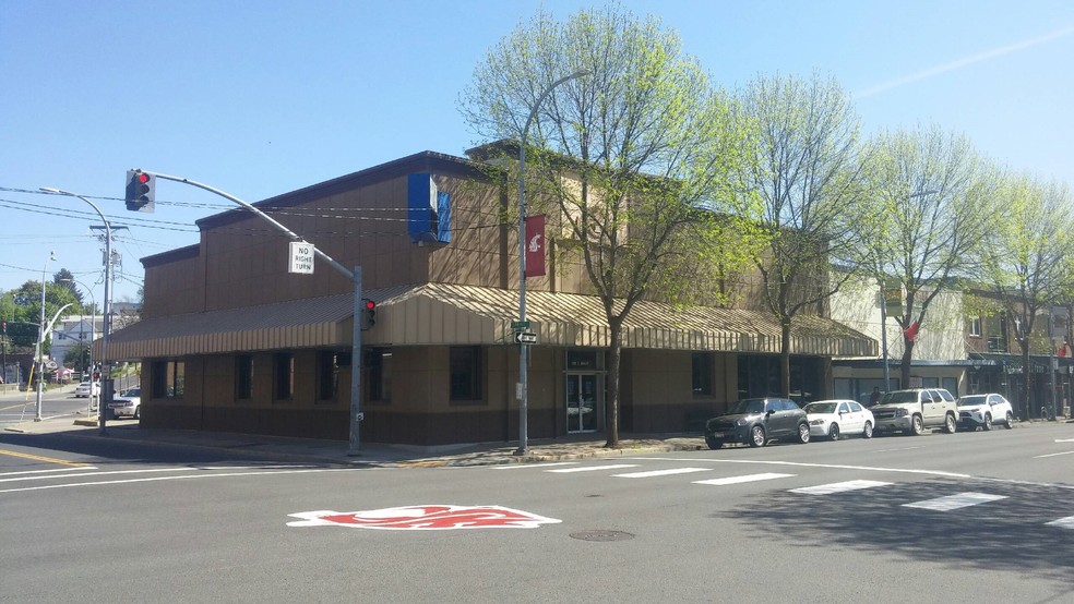 Primary Photo Of 300 E Main St, Pullman Bank For Sale