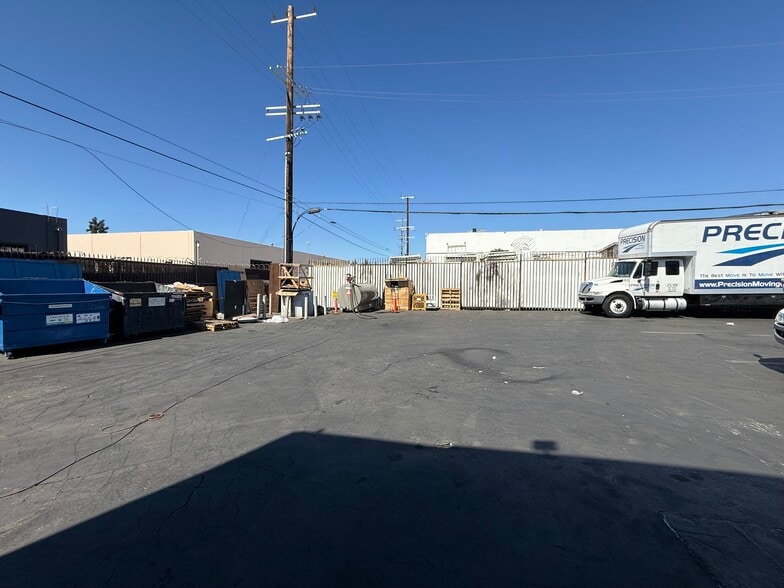 More Photos Of 8929 Oso Ave, Chatsworth Manufacturing For Lease