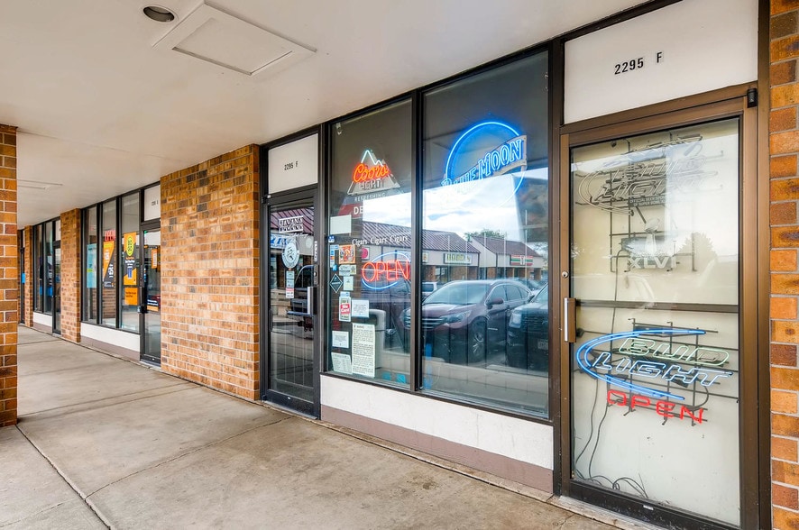 More Photos Of 2295 S Chambers Rd, Aurora Freestanding For Lease