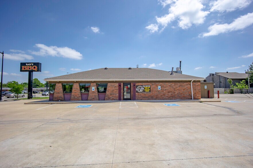 More Photos Of 1514 W Lindsey St, Norman Restaurant For Lease
