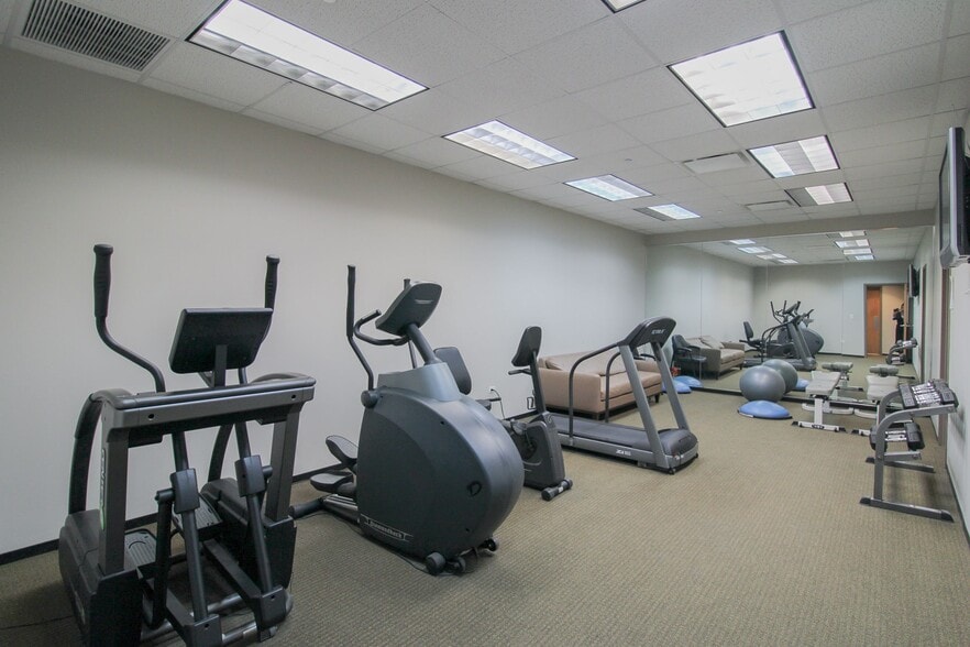 More Photos Of 6400 N Northwest Hwy, Chicago Apartments For Lease