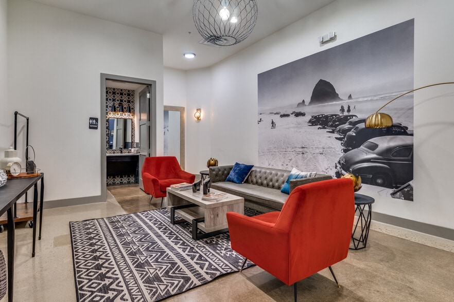 More Photos Of 1108 Quaker St, Dallas Showroom For Lease