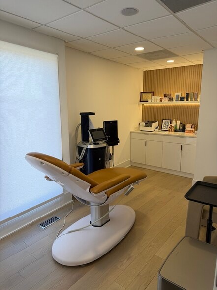 More Photos Of 710 N York Rd, Hinsdale Medical For Lease