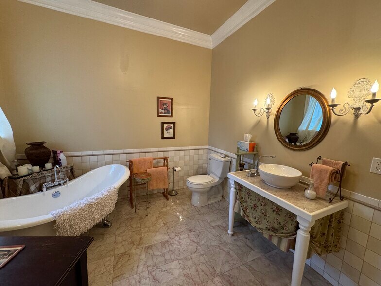 More Photos Of 224 W Chickasaw St, Tahlequah Hospitality For Sale