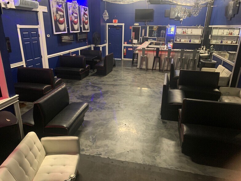 More Photos Of 6347 Phillips Hwy, Jacksonville Bar For Sale