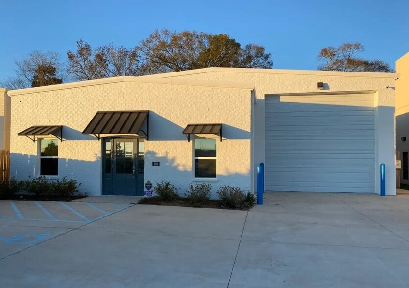 Primary Photo Of 308 Eastbank st, Gonzales Industrial For Lease