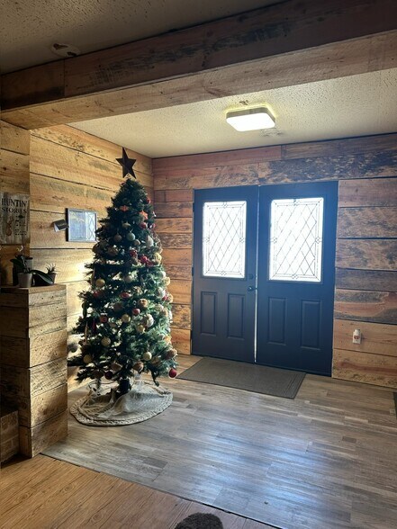 More Photos Of 302 N Main St, Melbourne Hotel For Sale