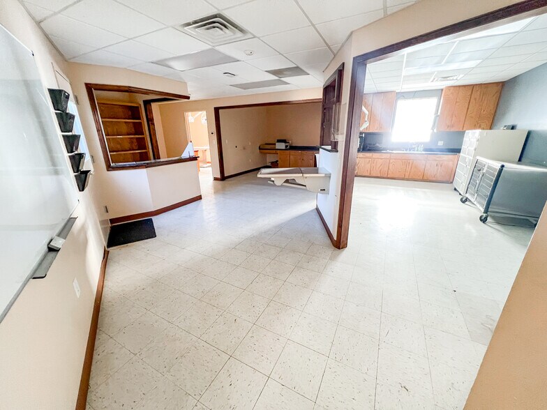 More Photos Of 3400 N Big Spring St, Midland Veterinarian Kennel For Sale
