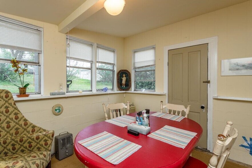 More Photos Of 133 W Springbrook Rd, Broadway Specialty For Sale