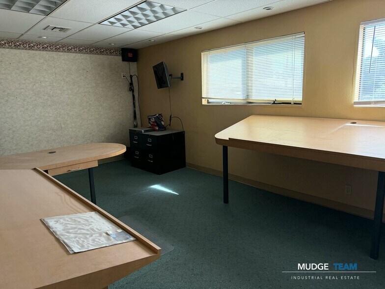 More Photos Of 25051 5th St, San Bernardino Service For Sale