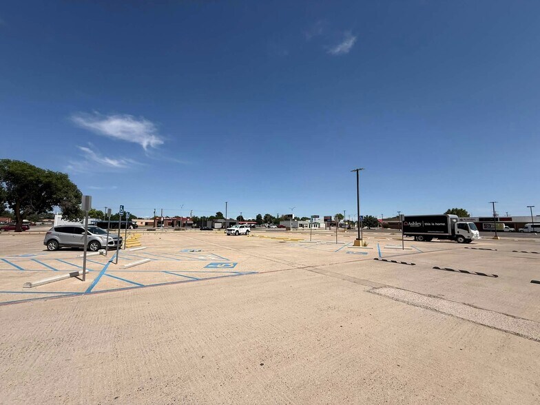 More Photos Of 1000 S Main St, Roswell Freestanding For Sale