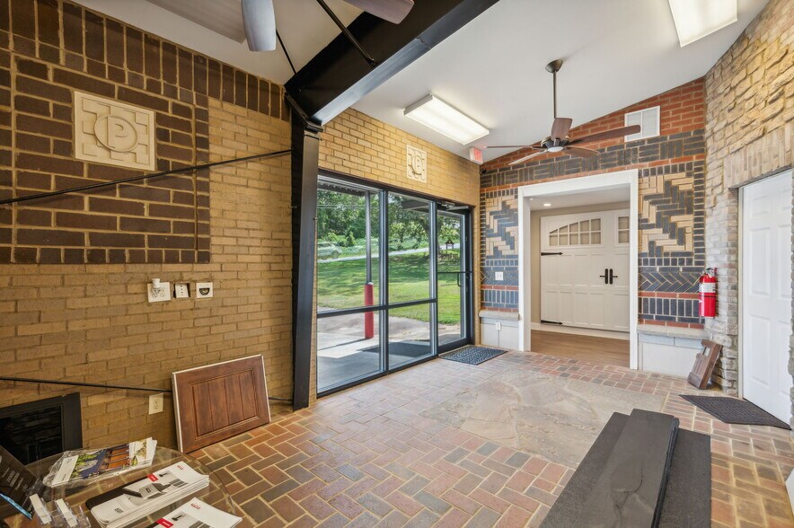 More Photos Of 4228 Main St, Oakwood Showroom For Lease
