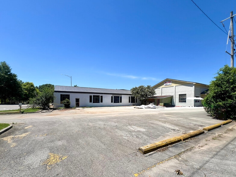More Photos Of 628 Meridian St N, Huntsville Freestanding For Lease