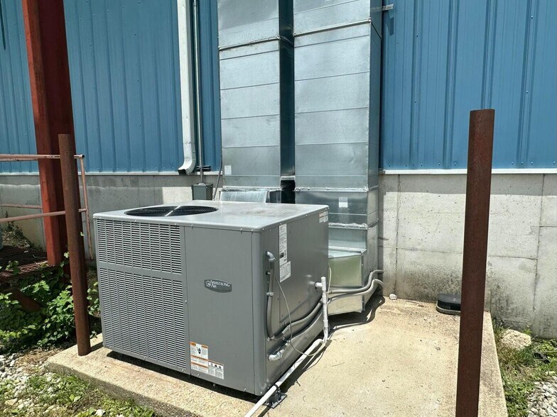 More Photos Of 1301 Industrial Park Rd, Mountain Grove Warehouse For Sale