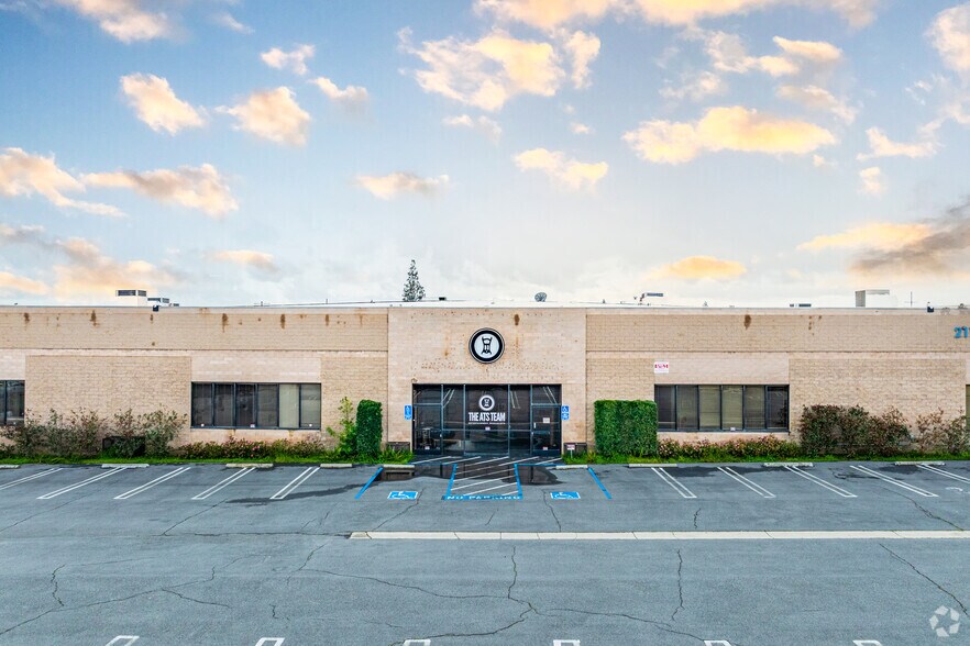 More Photos Of 21100 Lassen St, Chatsworth Warehouse For Lease