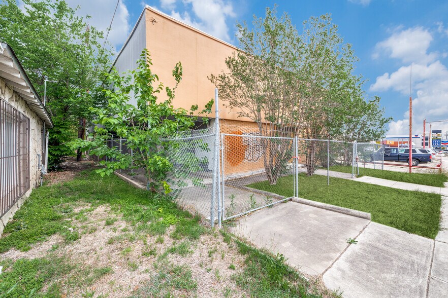 More Photos Of 4810 San Pedro Ave, San Antonio Office For Sale