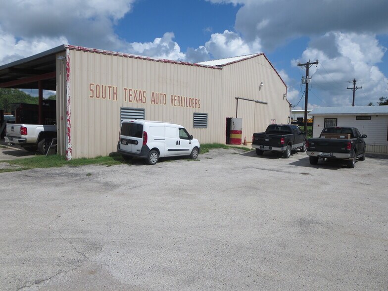 More Photos Of 4615 S Flores St, Elmendorf Manufacturing For Sale