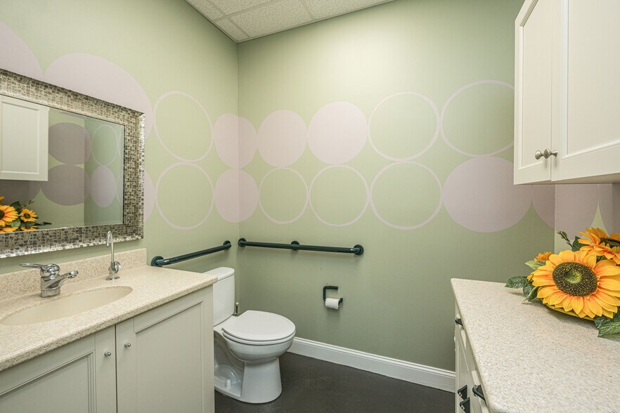 More Photos Of 234 Mathis Ferry Rd, Mount Pleasant Office For Lease