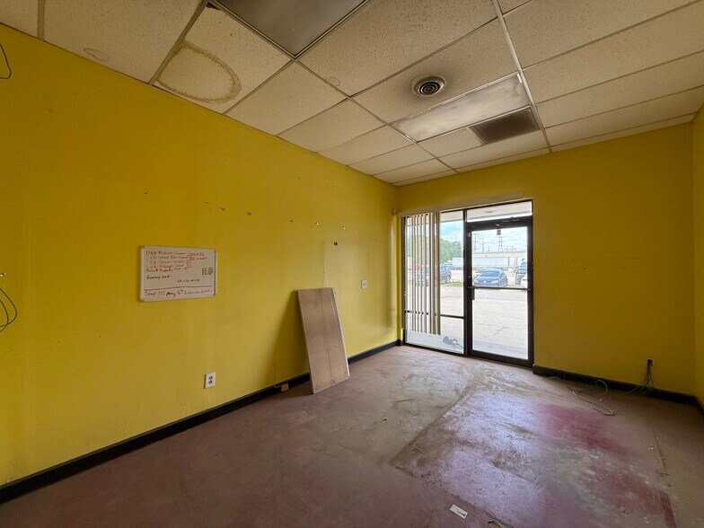 More Photos Of 7349 Peppermill Pky, North Charleston Flex For Lease