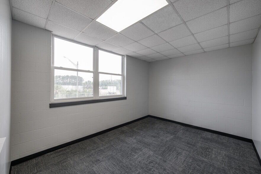 More Photos Of 3404 Clifford Ln, Jacksonville Truck Terminal For Lease