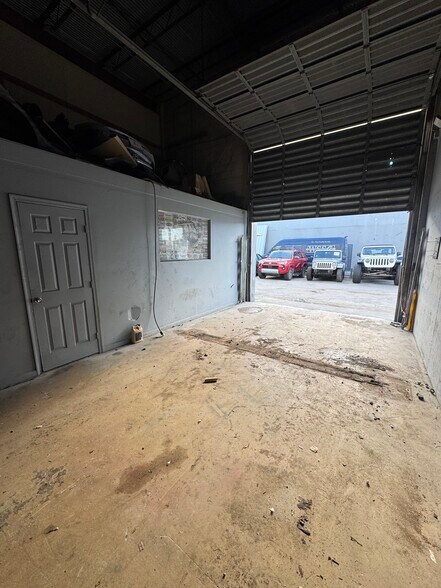 More Photos Of 3580 NW 49th St, Miami Warehouse For Lease