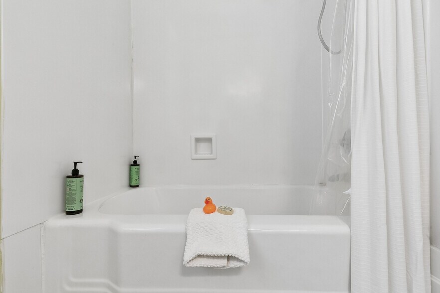 More Photos Of 2727 Saint Charles Ave, New Orleans General Retail For Sale