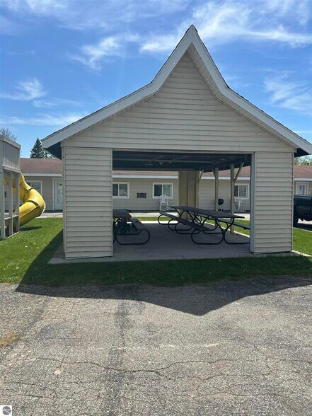 More Photos Of 10360 West Shore Dr, Houghton Lake Hospitality For Sale