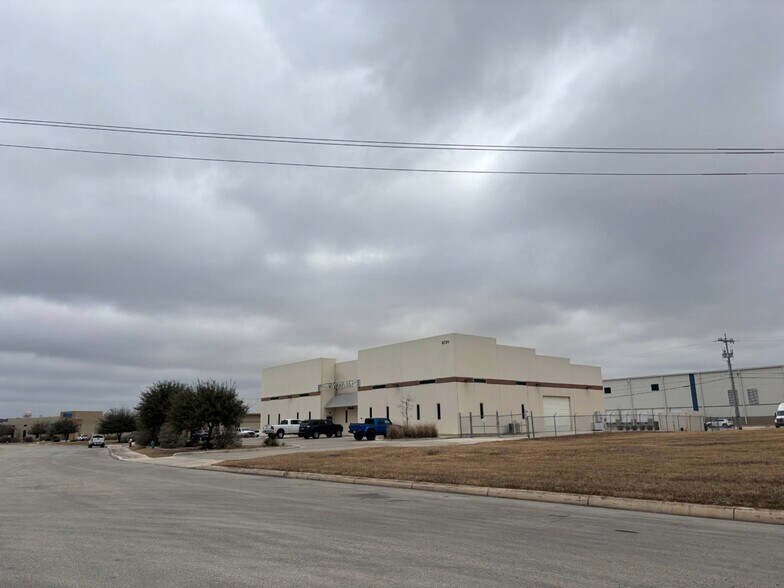 More Photos Of 6724 Guada Coma Dr, Schertz Warehouse For Lease