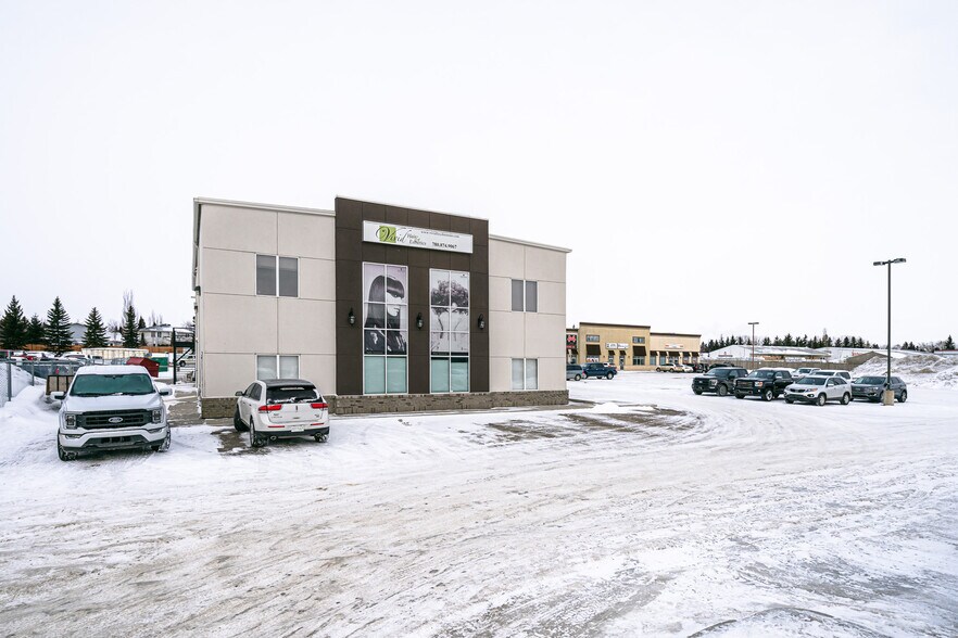 More Photos Of 2602 50 Av, Lloydminster Showroom For Sale