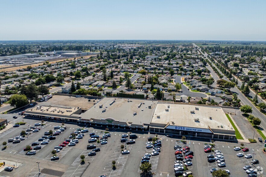 More Photos Of 212-320 W Kettleman Ln, Lodi General Retail For Lease