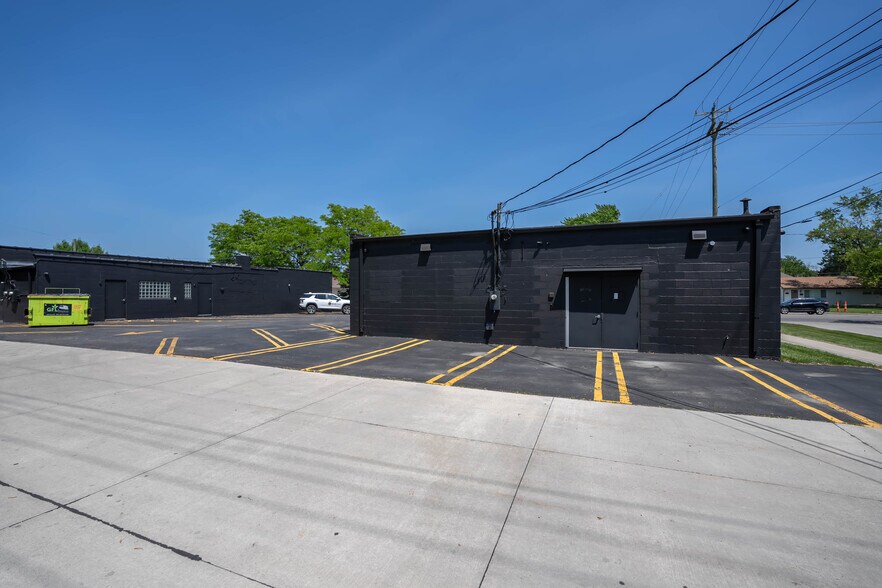 More Photos Of 28715 Greenfield Rd, Southfield Office For Sale